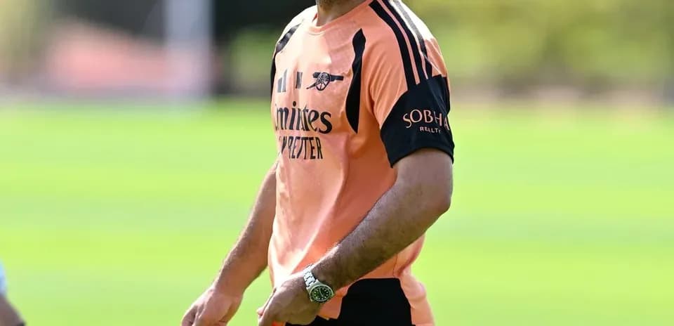 Entrenador de Arsenal dirigiendo la sesión de entrenamiento