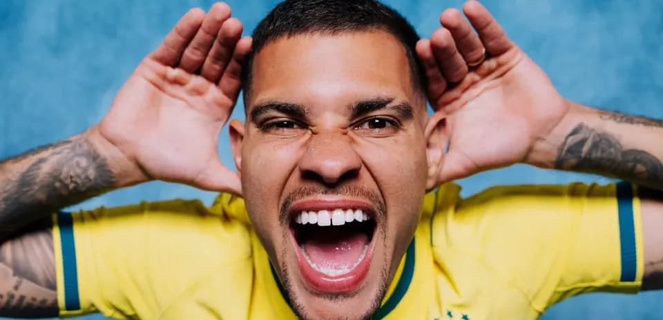 Jugador de Brasil sonriendo y gritando en camiseta amarilla