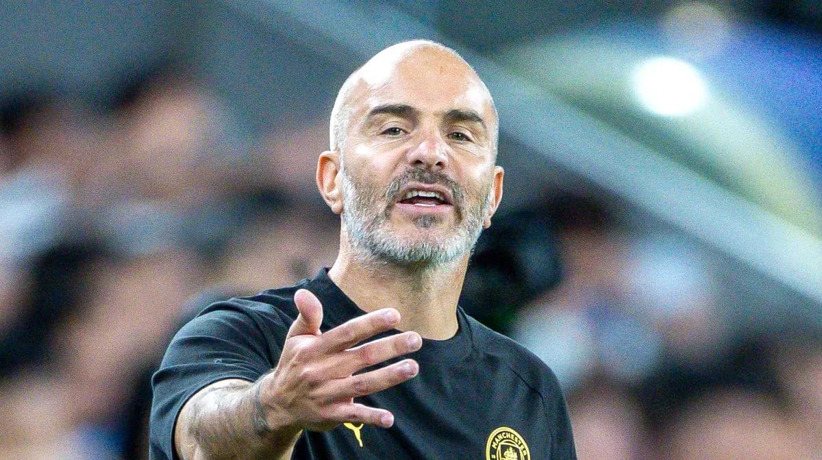 Entrenador dirigiendo instrucciones durante el partido