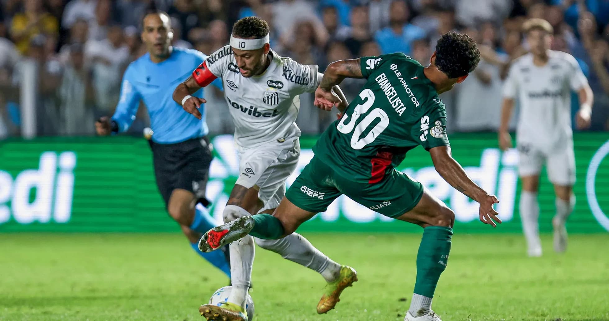 Jugador de Santos driblando a rival en partido
