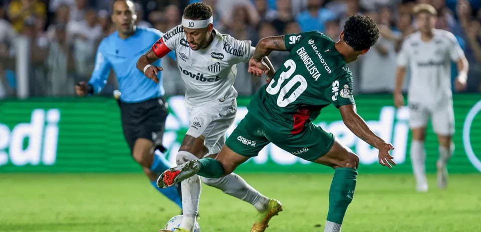 Jugador de Santos driblando a rival en partido