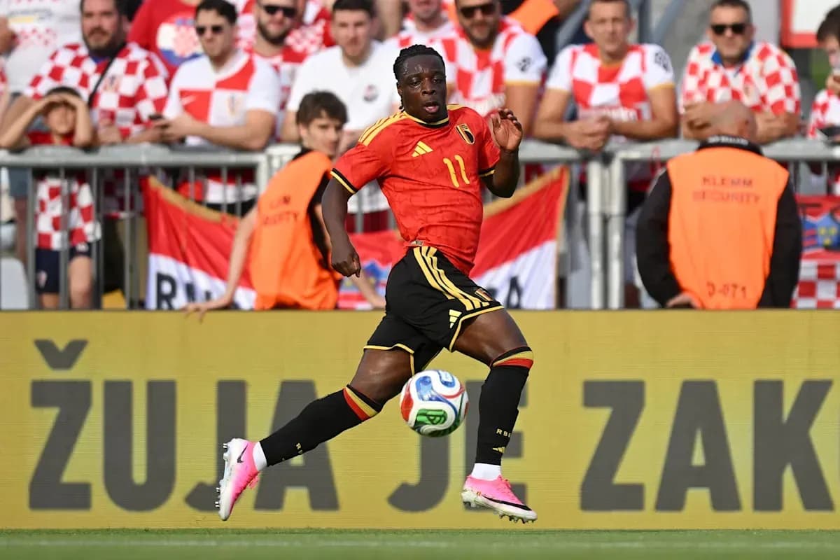 Jugador belga corriendo con el balón durante el partido