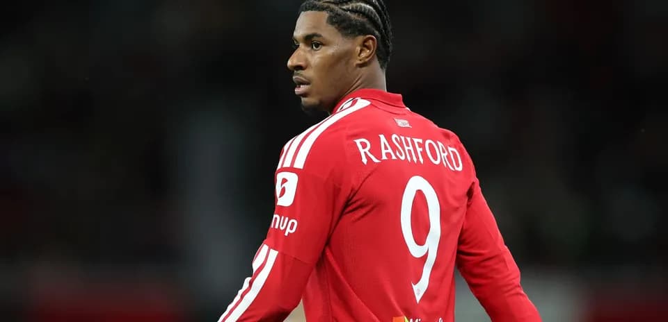 Jugador de Manchester United con camiseta roja y número 9