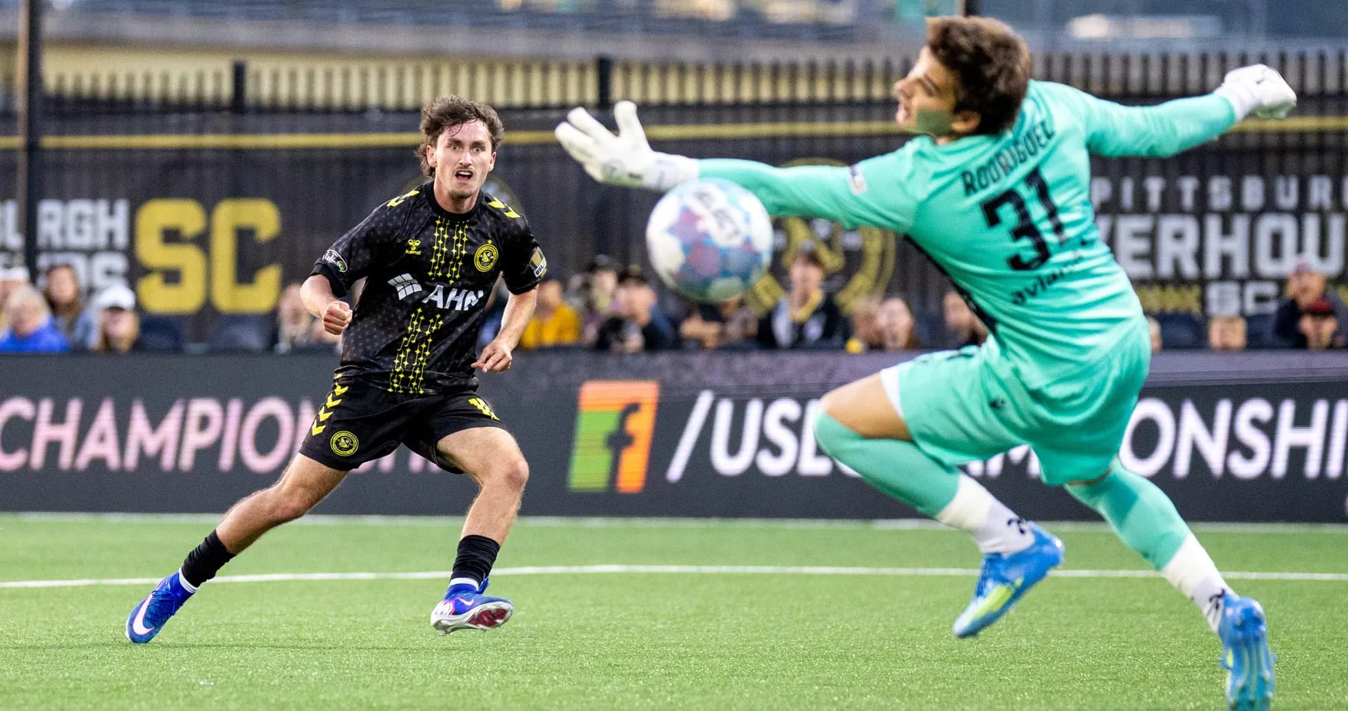 Jugador del Pittsburgh Riverhounds disparando a portería