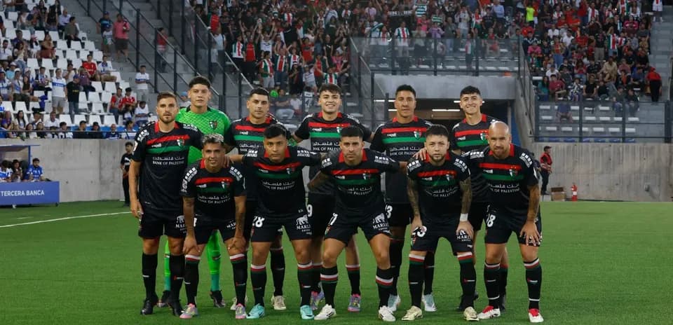 Equipo de Palestino posando para la foto