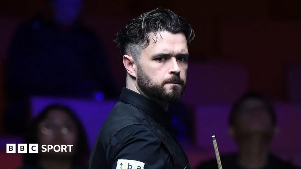 Jugador de snooker sosteniendo un taco en el escenario