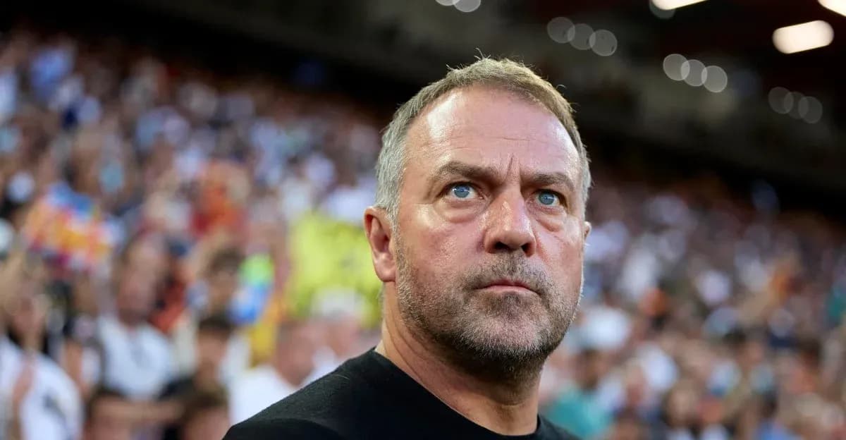 Entrenador observando desde la grada durante el partido
