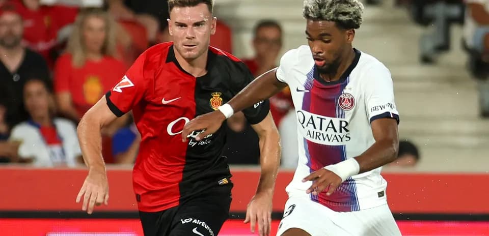 Jugadores de Mallorca y PSG compiten por el balón