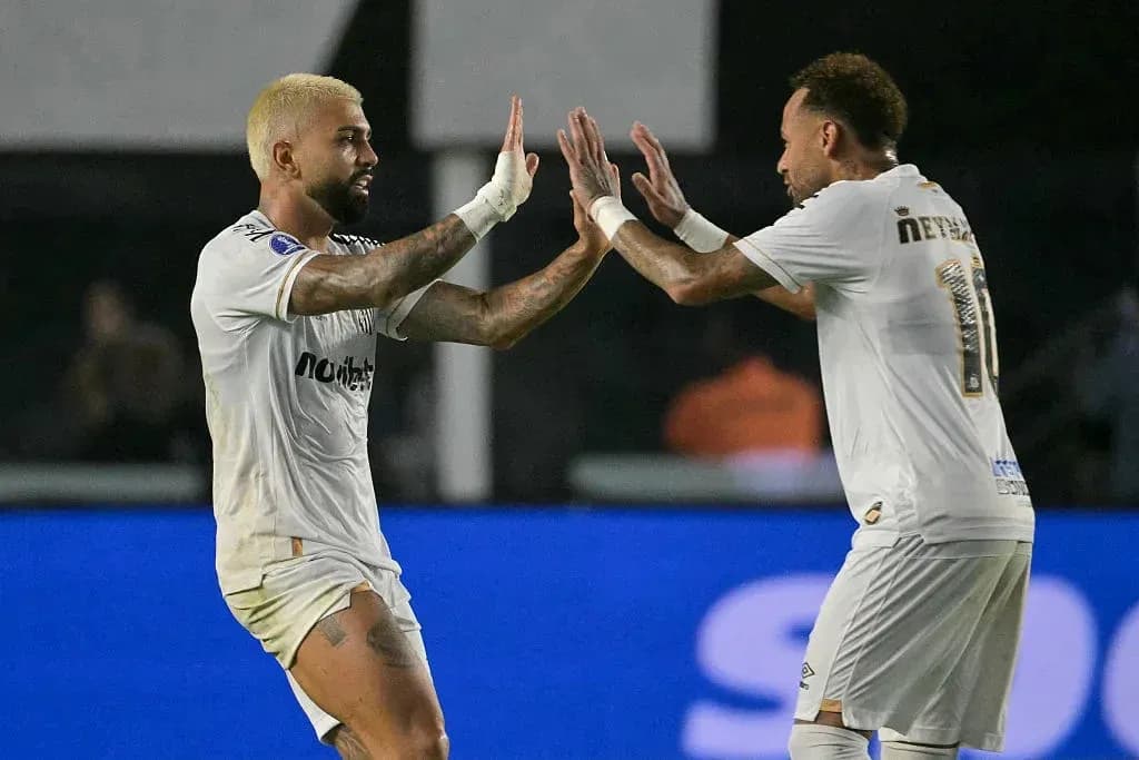 Jugadores celebrando un gol en el partido