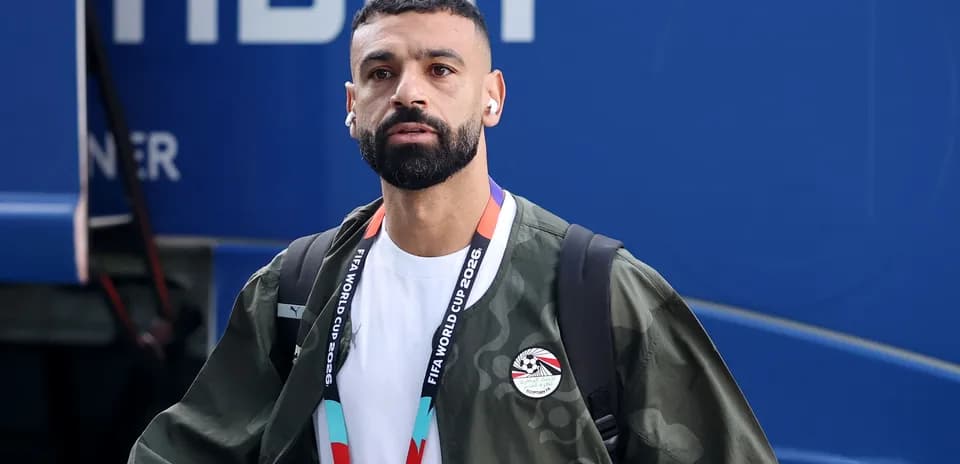Jugador llegando con auriculares y chaqueta camuflada