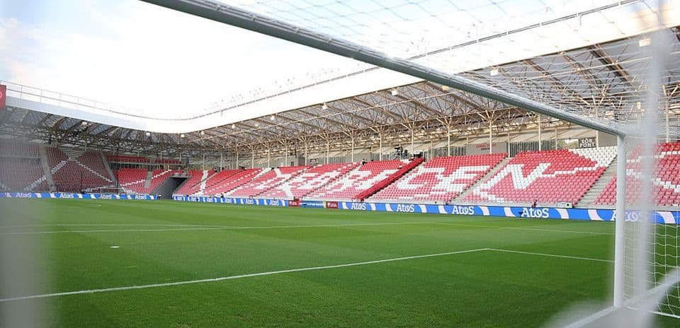 Vista del campo y gradas en estadio de fútbol
