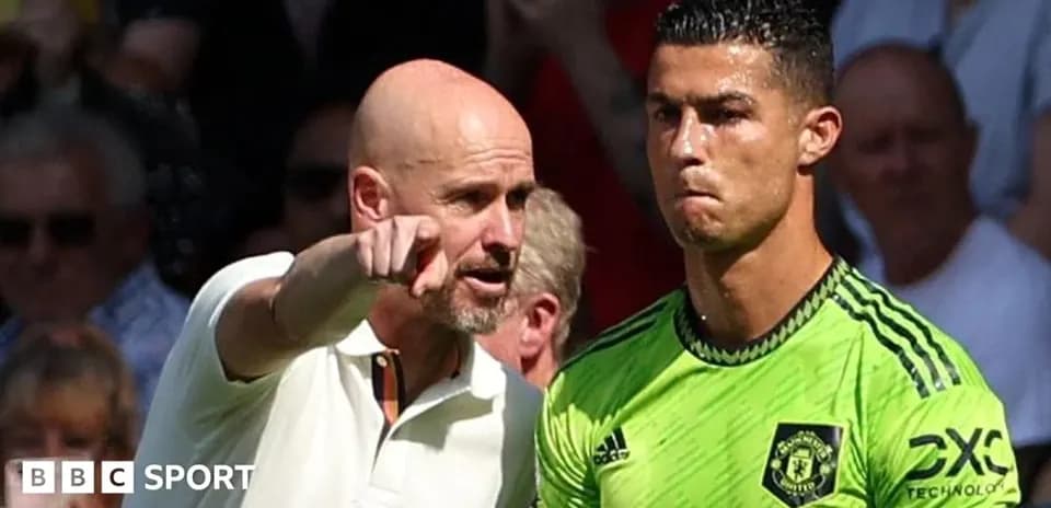 Entrenador hablando con jugador en el banquillo