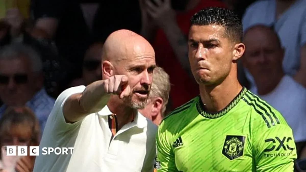 Entrenador hablando con jugador en el banquillo