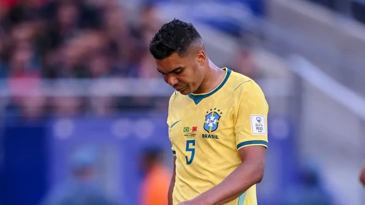 Jugador de Brasil con camiseta amarilla caminando cabizbajo