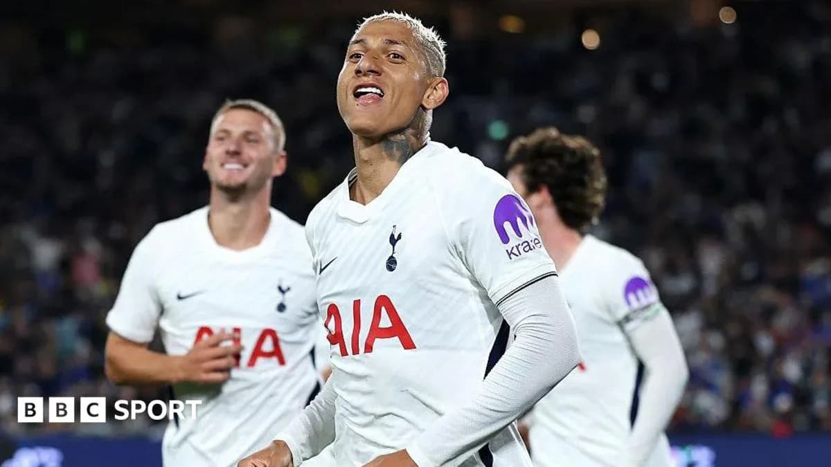 Jugadores de Tottenham celebrando un gol en el partido