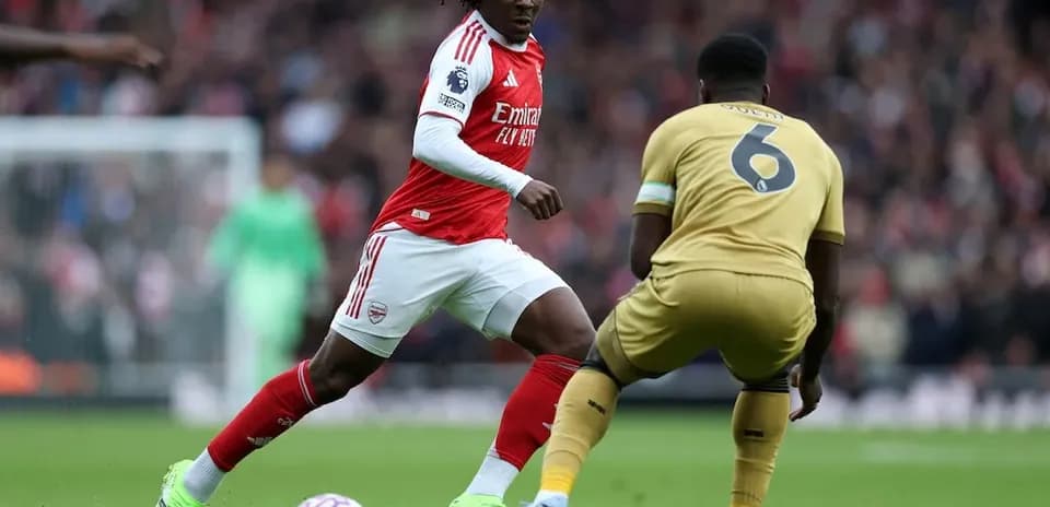 Un jugador de Arsenal driblando a un defensor