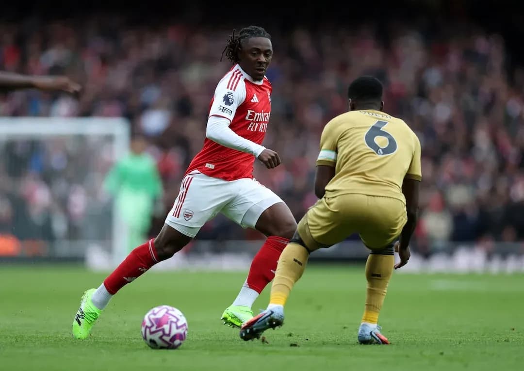 Un jugador de Arsenal driblando a un defensor