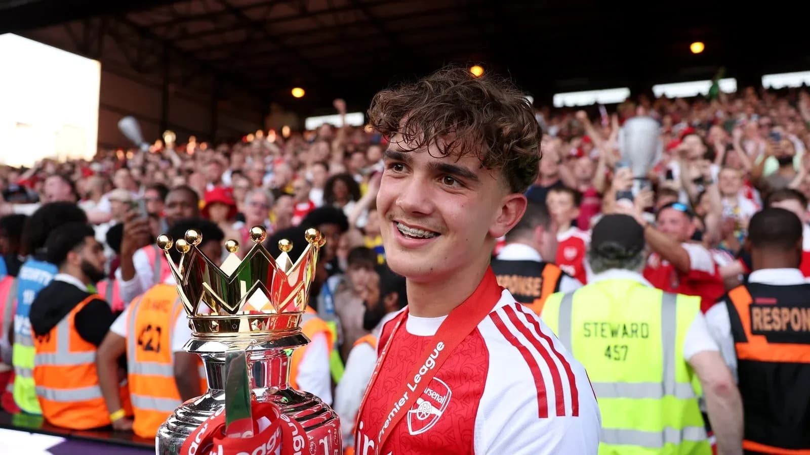 Jugador del Arsenal sosteniendo el trofeo de la Premier League