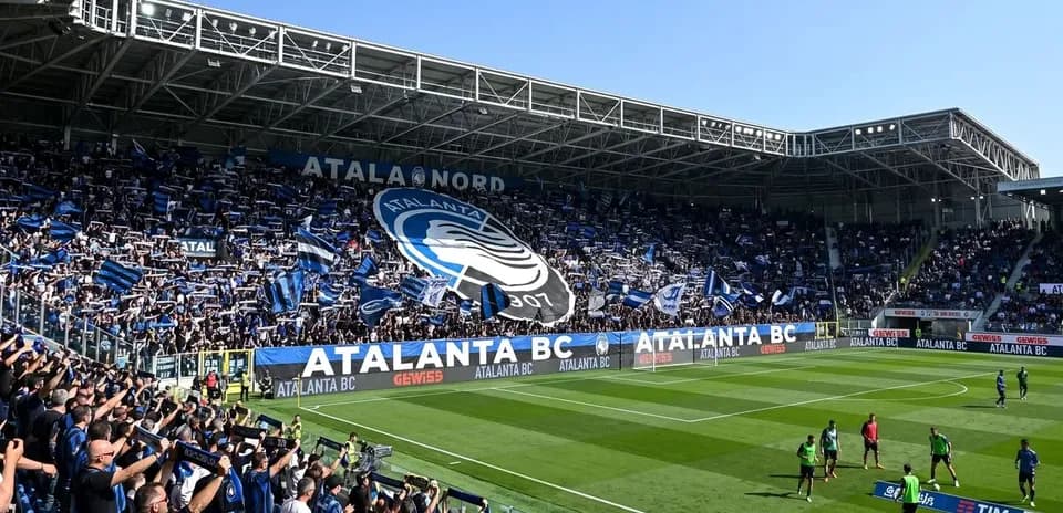 Aficionados de Atalanta animando en el estadio