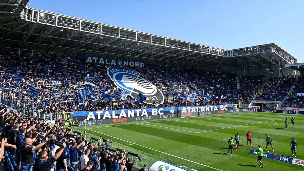 Aficionados de Atalanta animando en el estadio