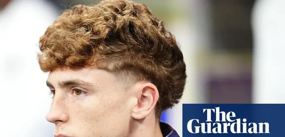 Jugador con cabello rizado y corto en los lados