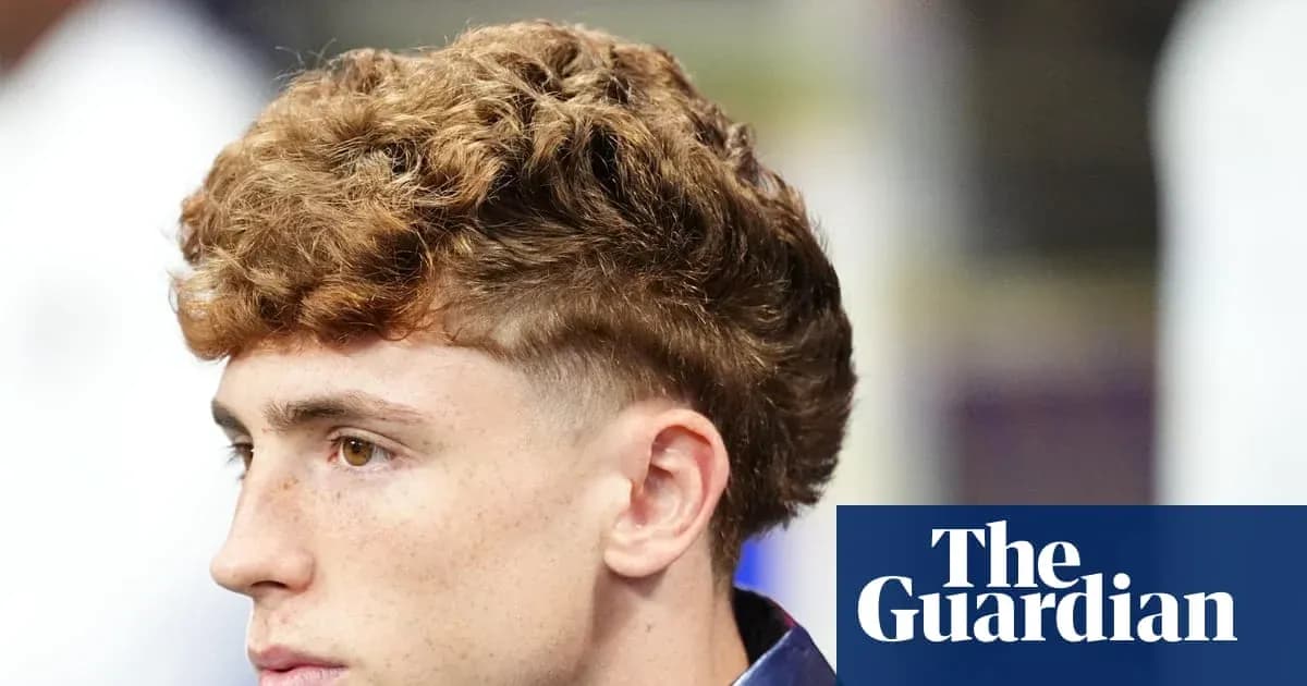 Jugador con cabello rizado y corto en los lados