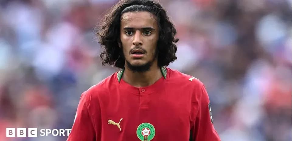 Jugador de Marruecos en partido de fútbol