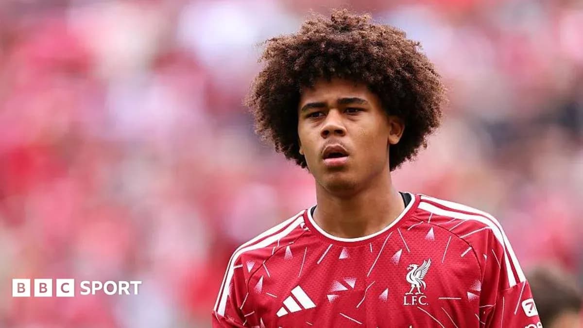Jugador de Liverpool en el campo antes del partido