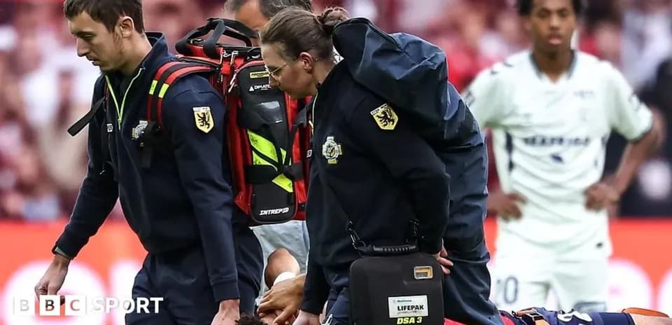 Equipo médico atendiendo a jugador lesionado en el campo
