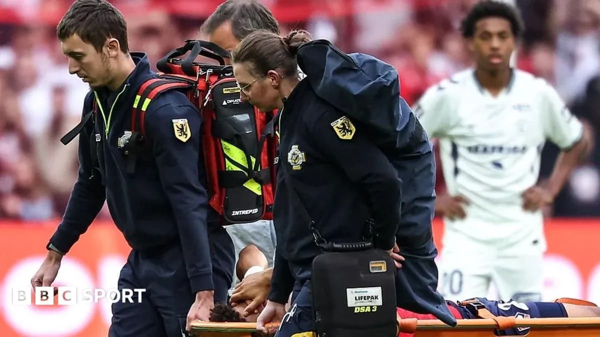 Equipo médico atendiendo a jugador lesionado en el campo
