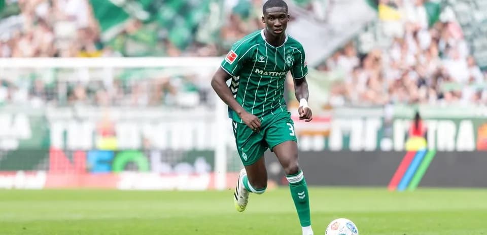 Jugador de fútbol corriendo en el campo de juego