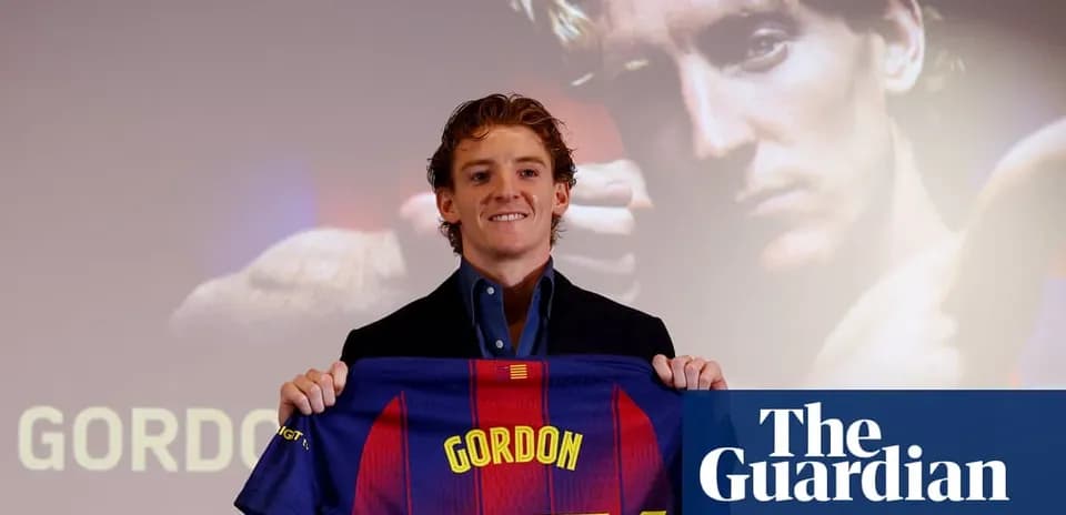 Jugador presenta camiseta del FC Barcelona en conferencia