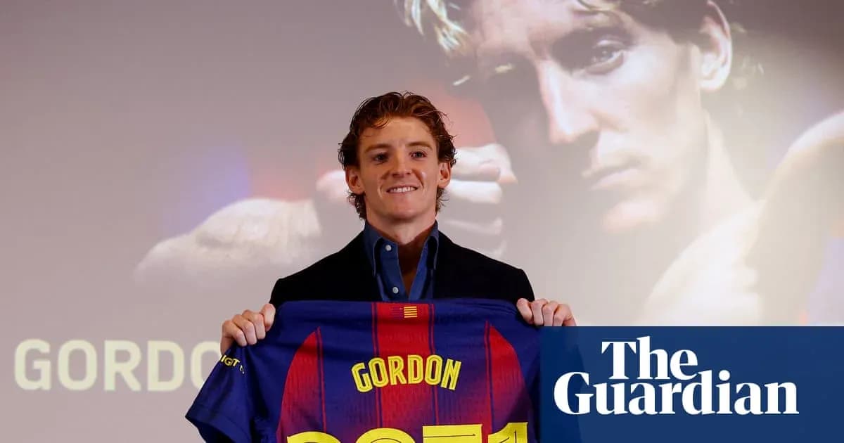 Jugador presenta camiseta del FC Barcelona en conferencia