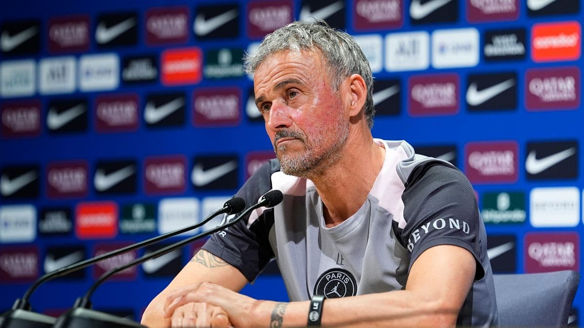 Entrenador hablando en conferencia de prensa
