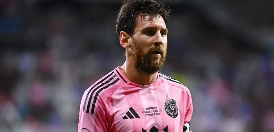 Lionel Messi en partido con camiseta rosa de Inter Miami
