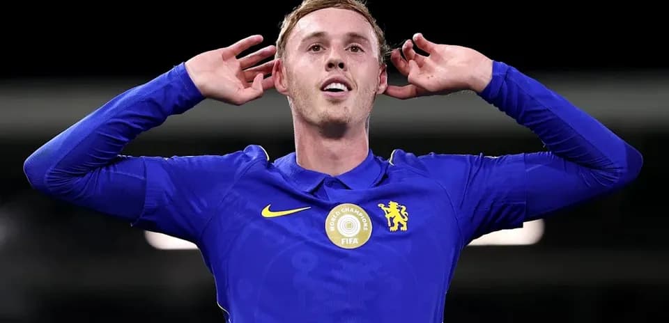 Jugador de Chelsea celebrando con las manos en los oídos