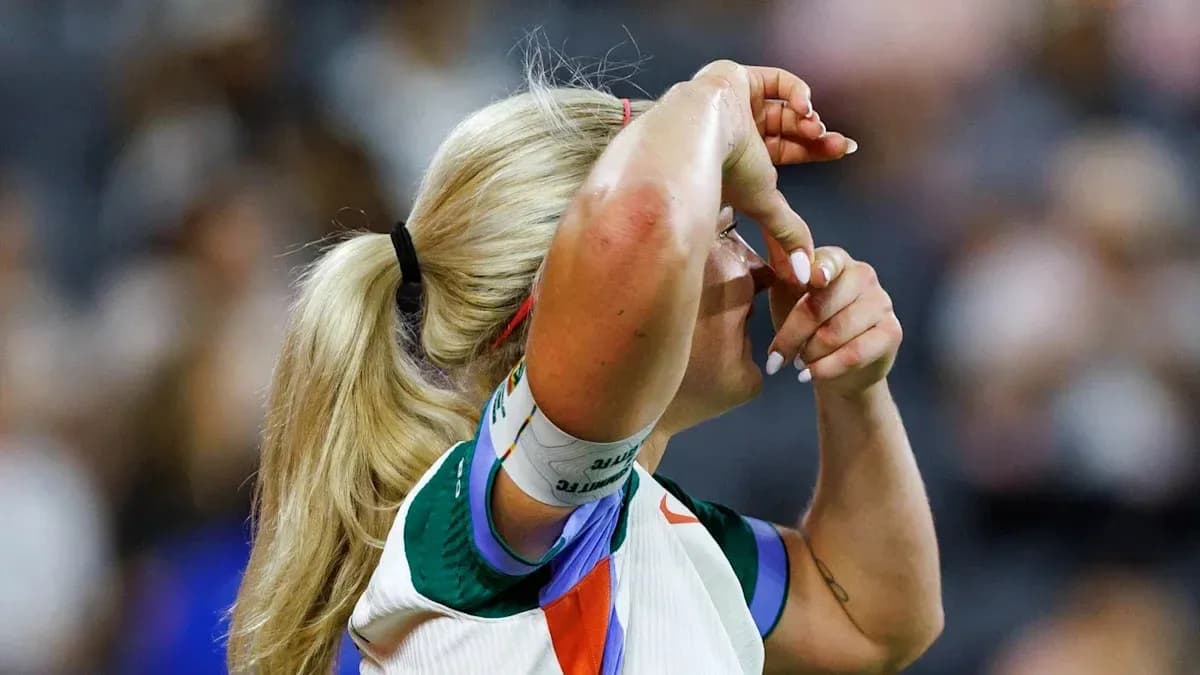 Jugadora ajustando su cabello durante el partido