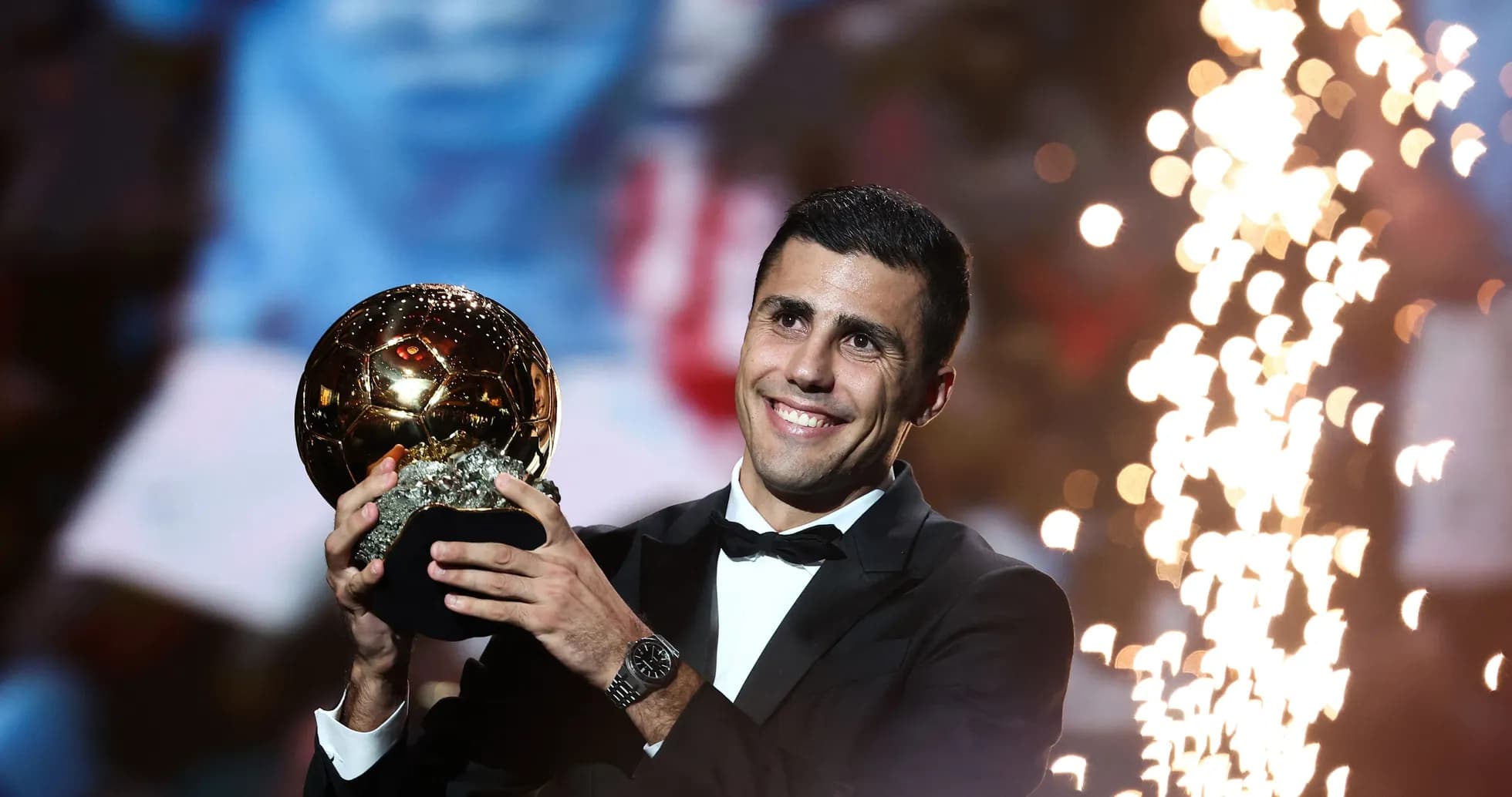 Jugador sosteniendo el Balón de Oro en ceremonia