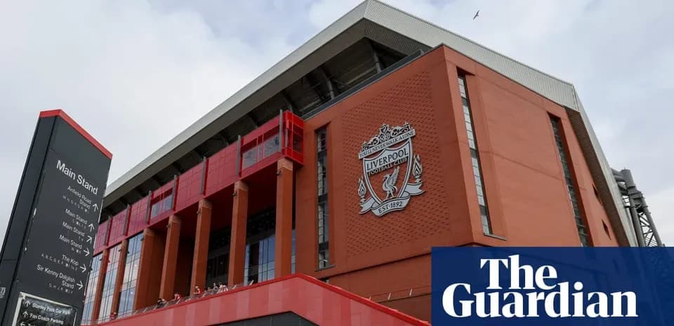Fachada del estadio de Liverpool FC con el logo