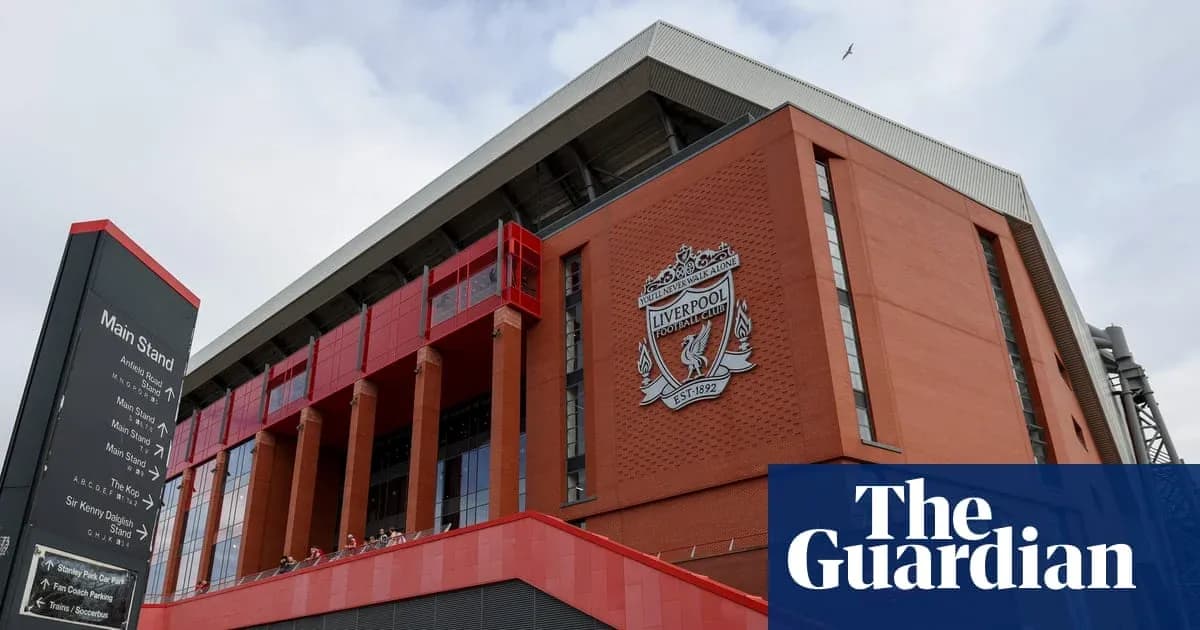 Fachada del estadio de Liverpool FC con el logo