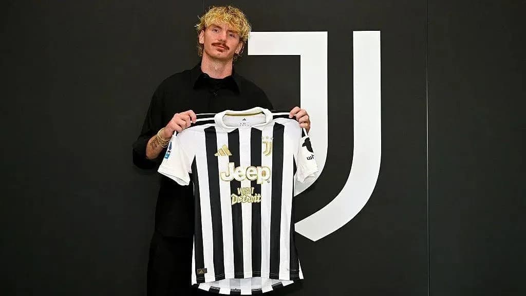 Jugador mostrando camiseta de Juventus en presentación