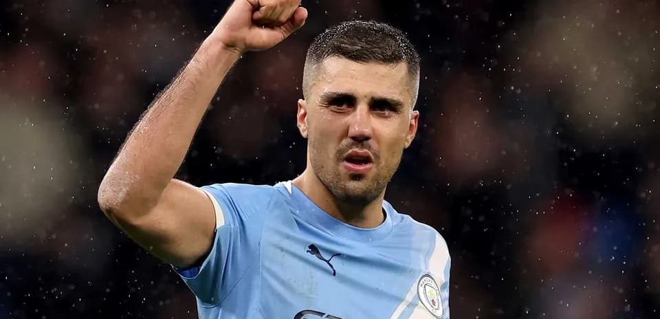 Jugador de Manchester City celebrando con el puño levantado
