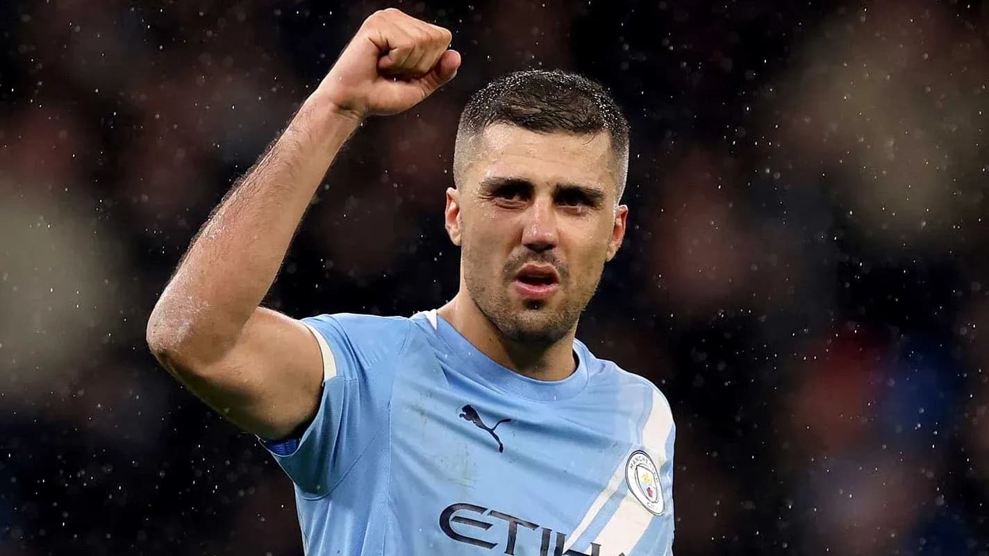 Jugador de Manchester City celebrando con el puño levantado