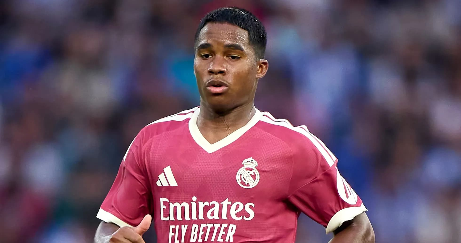 Jugador de Real Madrid corriendo en el campo