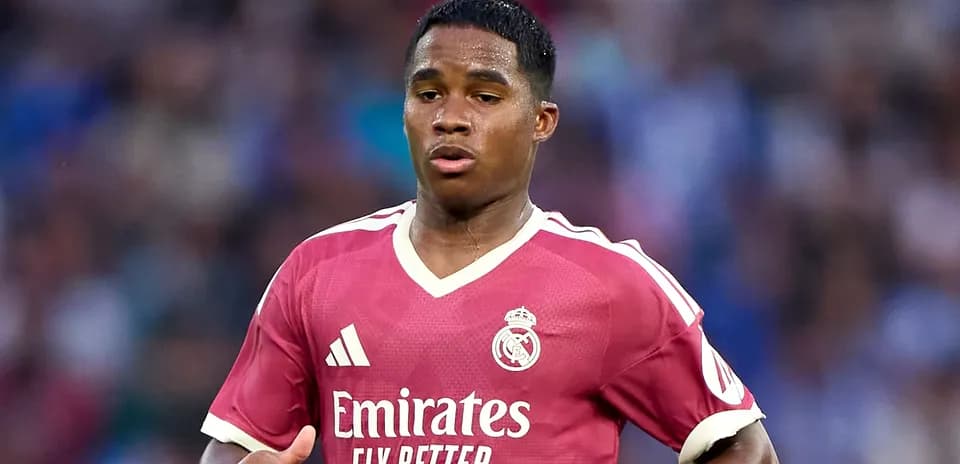 Jugador de Real Madrid corriendo en el campo