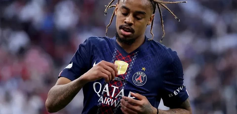 Jugador del PSG mostrando medalla después del partido