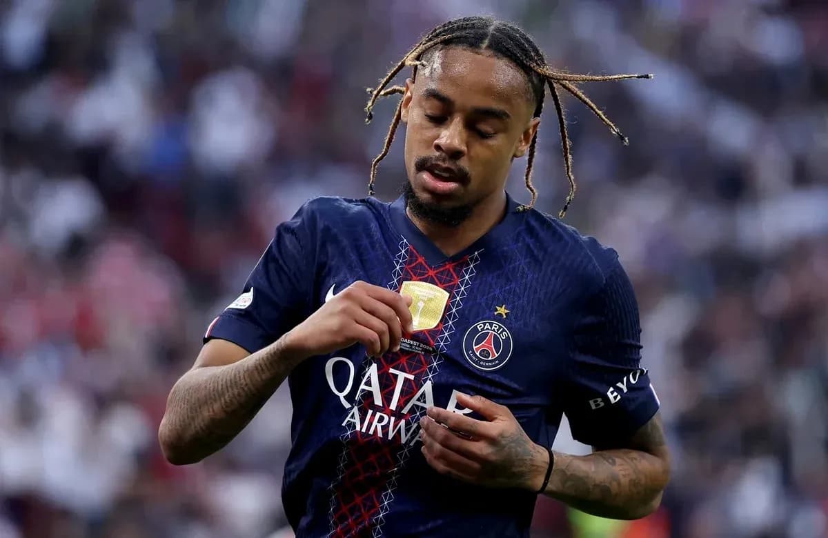 Jugador del PSG mostrando medalla después del partido