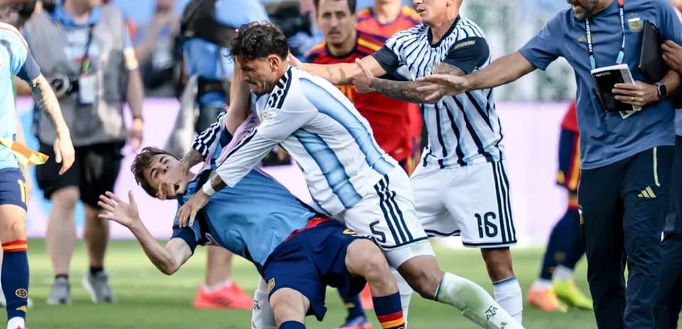 Jugadores de Argentina y España en pelea durante el partido
