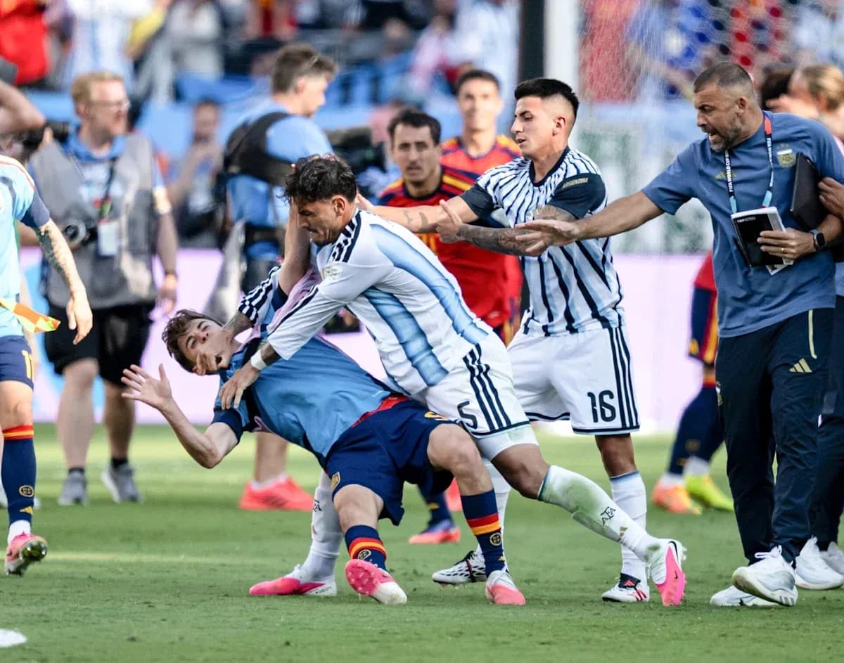 Jugadores de Argentina y España en pelea durante el partido