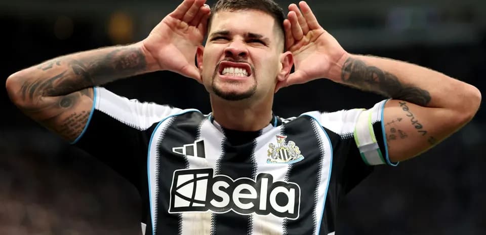 Jugador de Newcastle celebrando con manos en las orejas